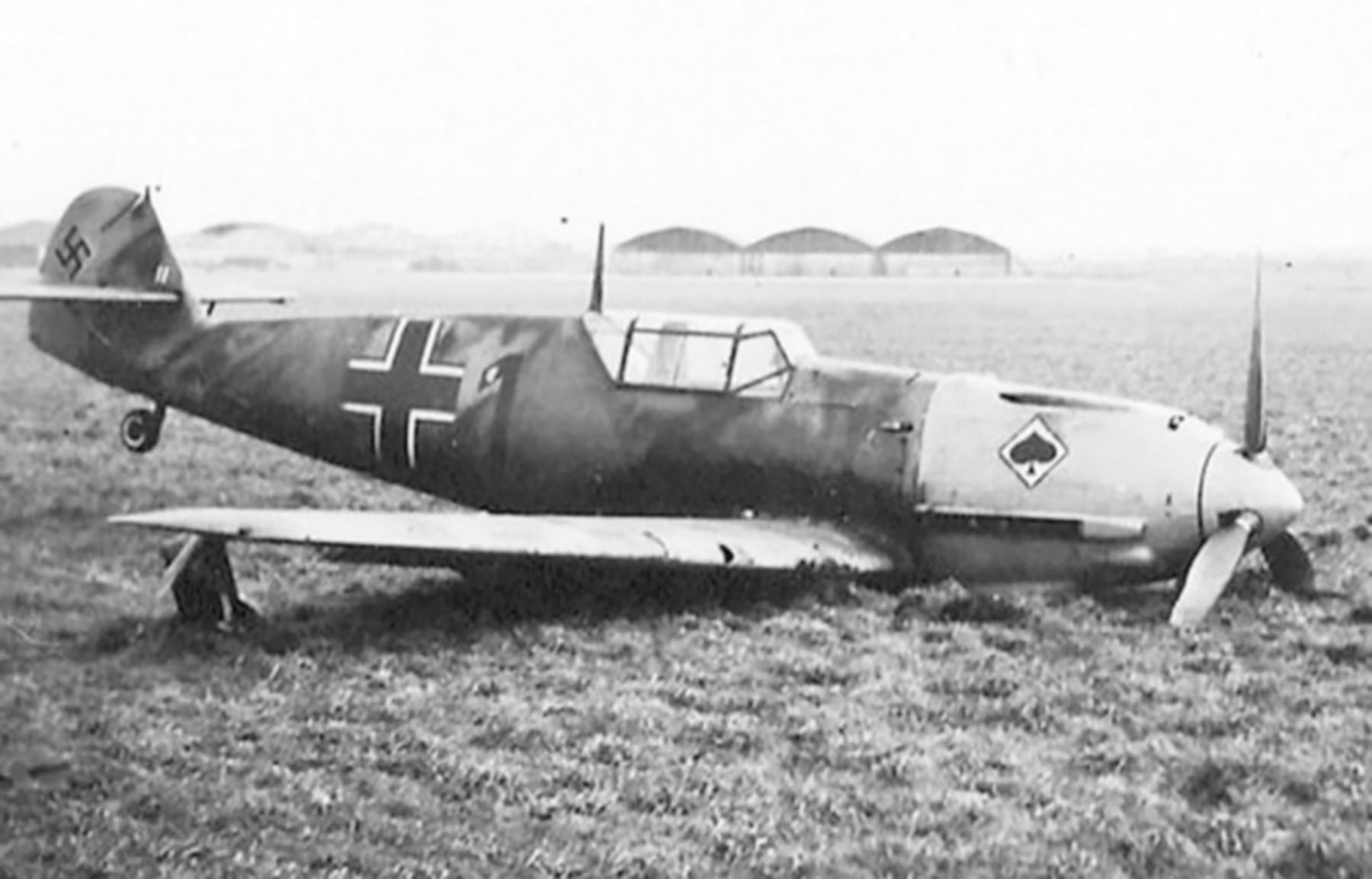 Asisbiz Messerschmitt Bf 109E1 2.JG53 Red 1 force landed France 1940 01