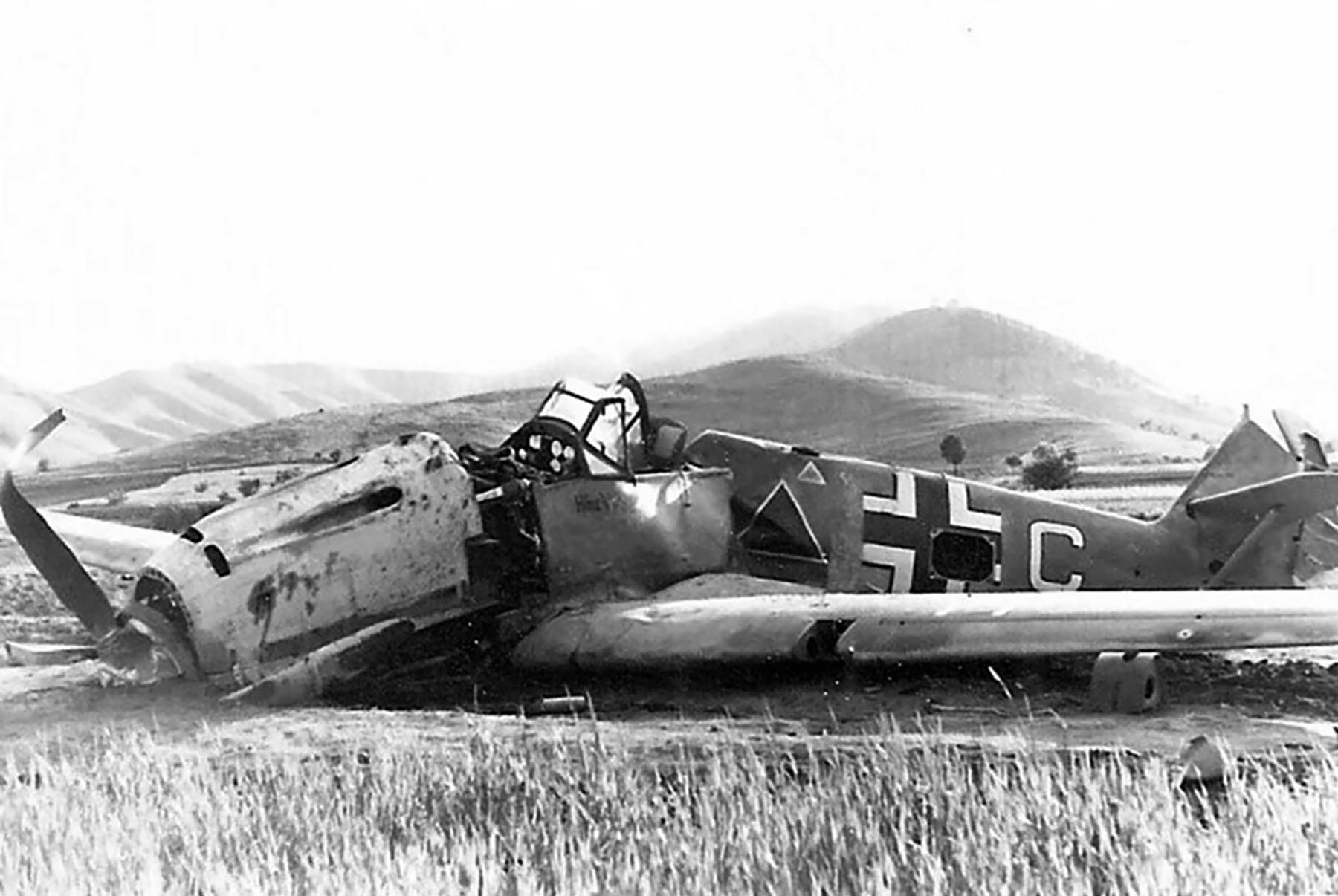 Asisbiz Messerschmitt Bf 109e3b 4 S Lg2 Triangle White C Named Hinz Vogeler Belly Landed Kriklino Greece 1941 01