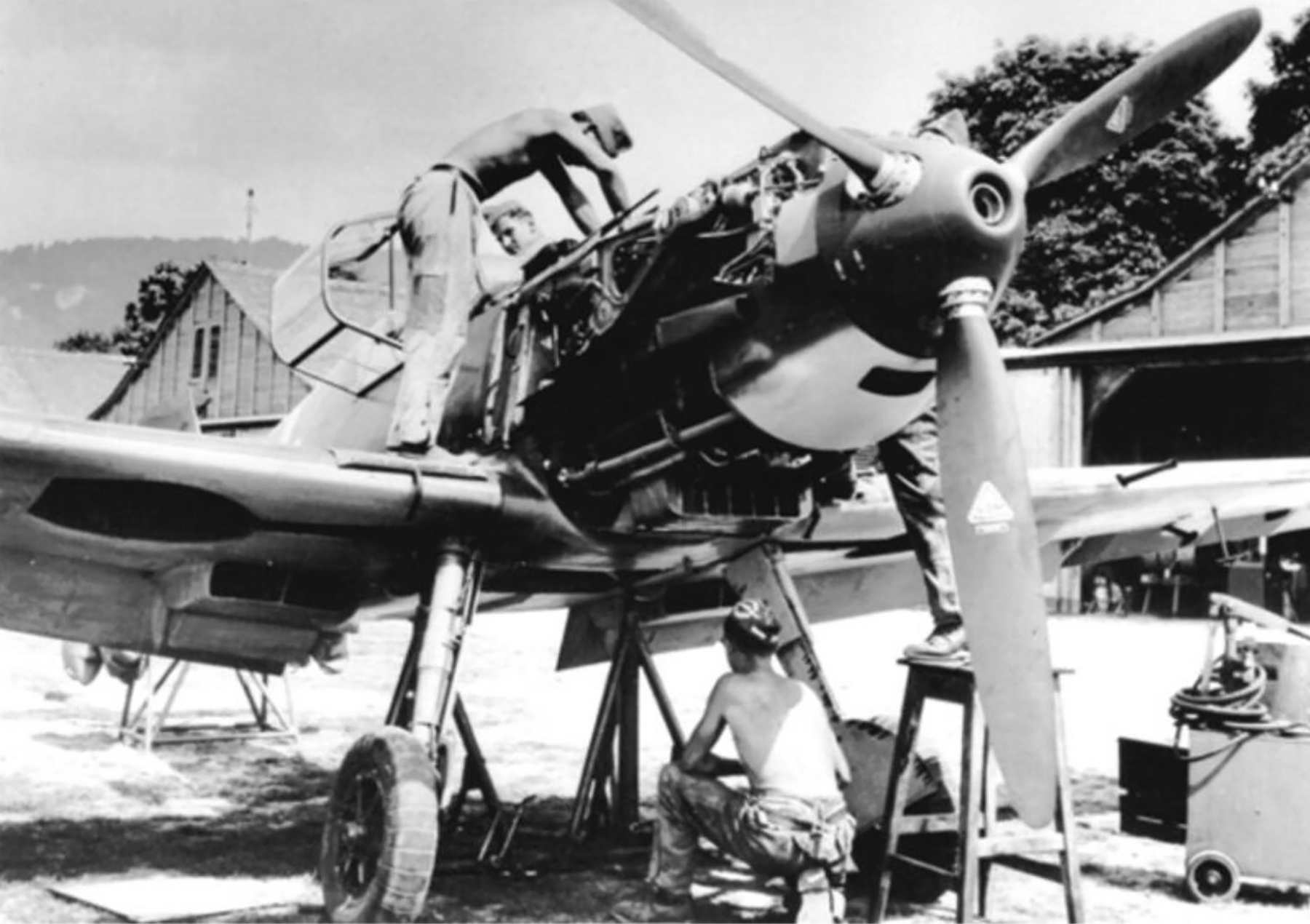 Asisbiz Messerschmitt Bf 109E3 Swiss Dubendorf summer 1939 01