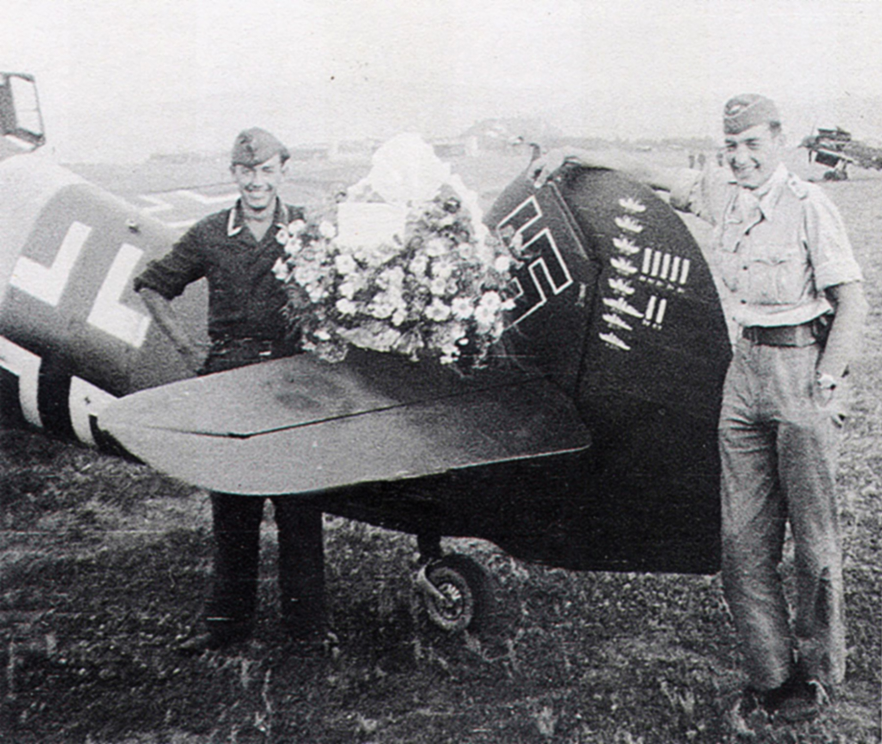 Сбитые немецкие летчики. JG 77 Люфтваффе. ВВС Германии 1941. Самолеты Люфтваффе 1941. Немецкие летчики АСЫ второй мировой войны.