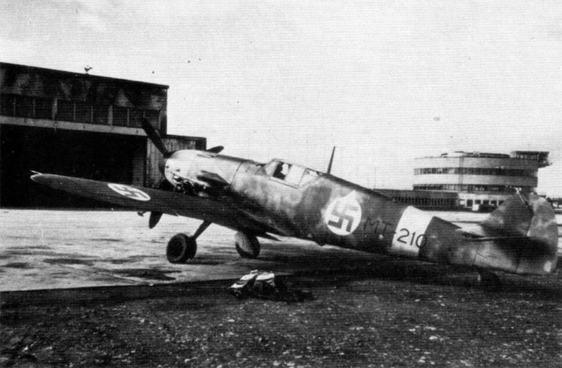 Asisbiz Messerschmitt Bf 109G2 FAF HLeLv MT210 Finland 1943 01