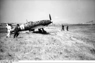 Asisbiz Messerschmitt Bf 109G6Trop 4.JG51 Italian MC 202 just landed Italy 1943 01