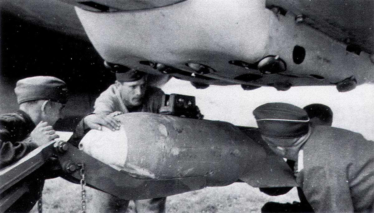 Asisbiz Messerschmitt Bf 110 Zerstorer Erprgr210 Being Rearmed 02