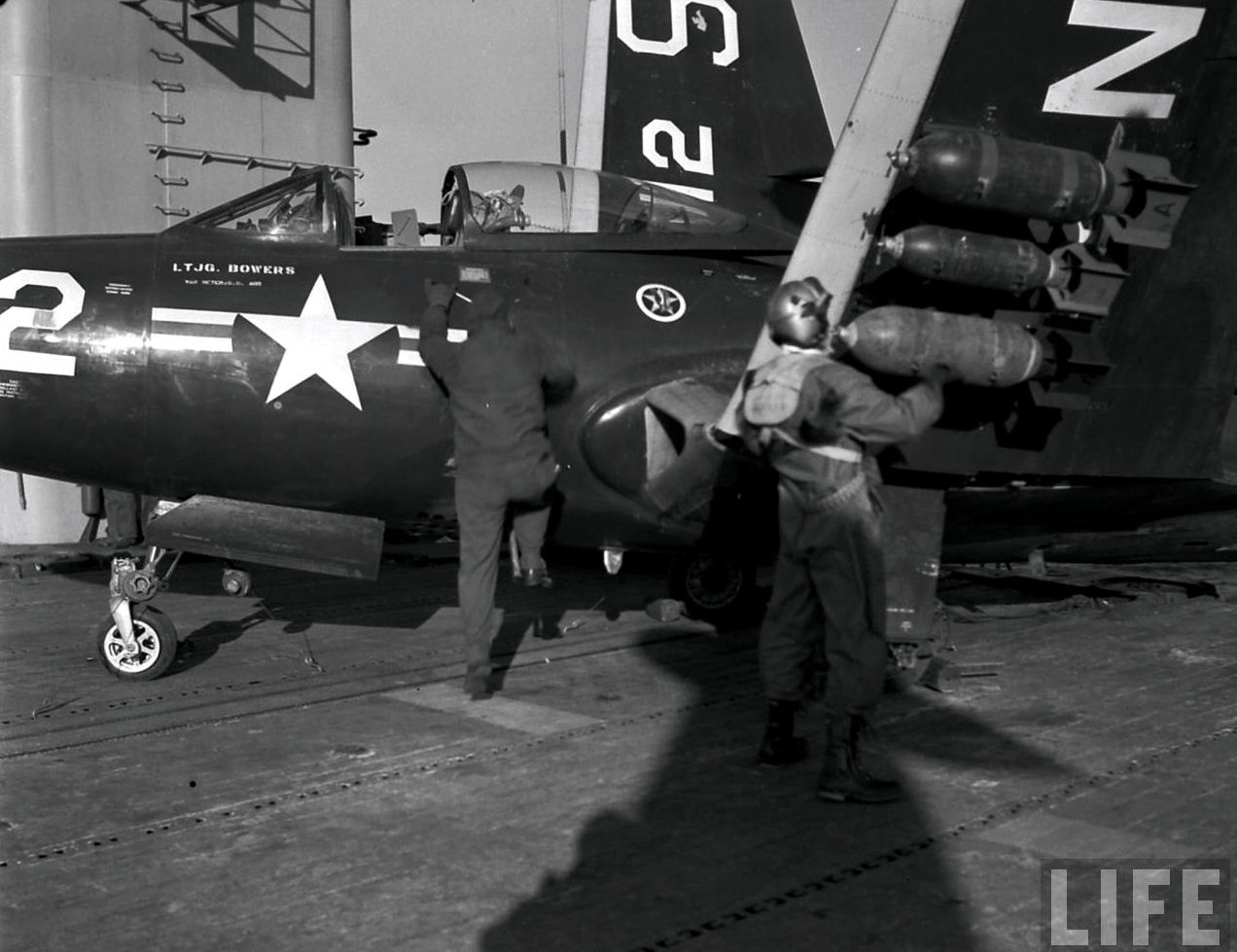 F 4 f 9. F9f-2 in Korea. Скайрейдер в корейской войне. USS Essex 1952. Эссекс бомба.