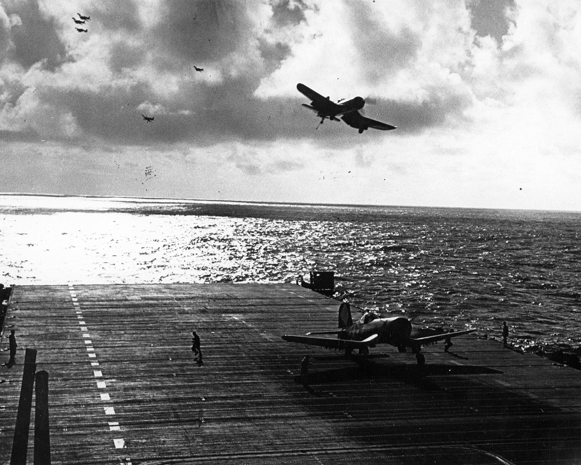 Asisbiz Vought F4U-1D Corsair VF 5 White 13 landing CV 13 USS Franklin ...