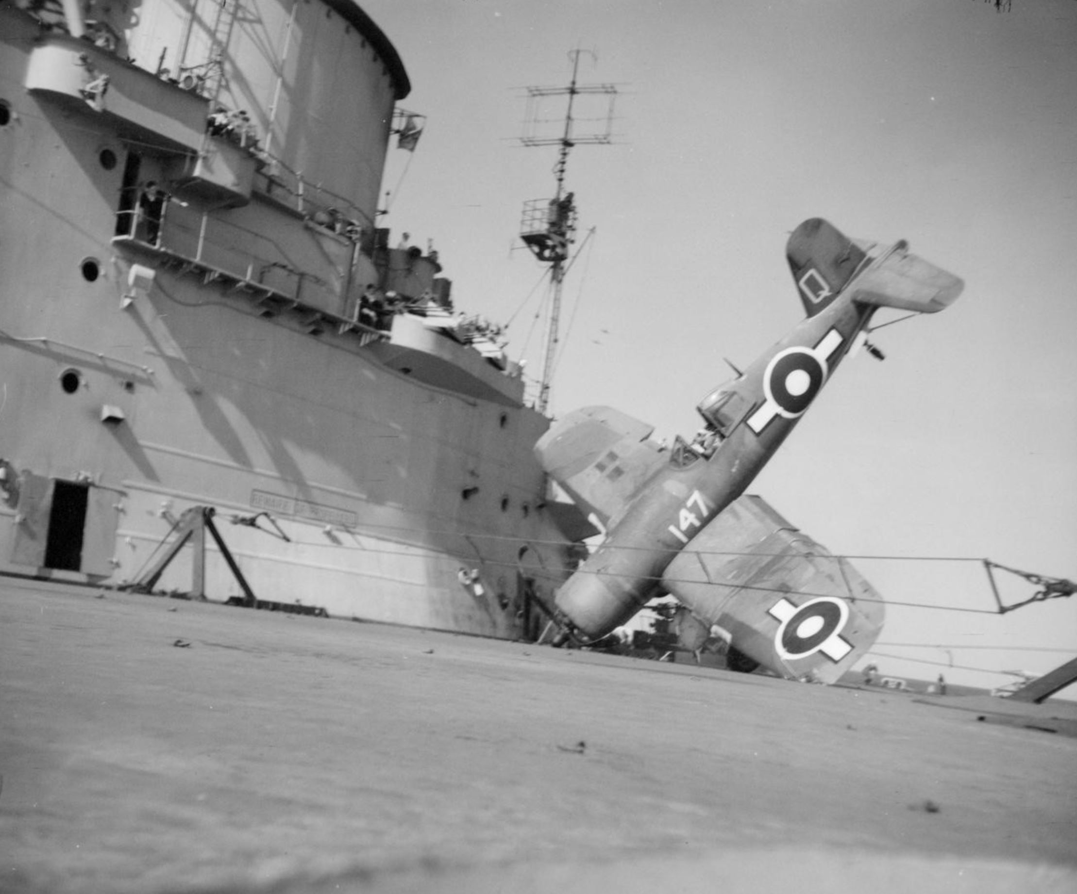 Asisbiz Fleet Air Arm 1830NAS Corsair Q147 Landing Mishap Aboard HMS ...