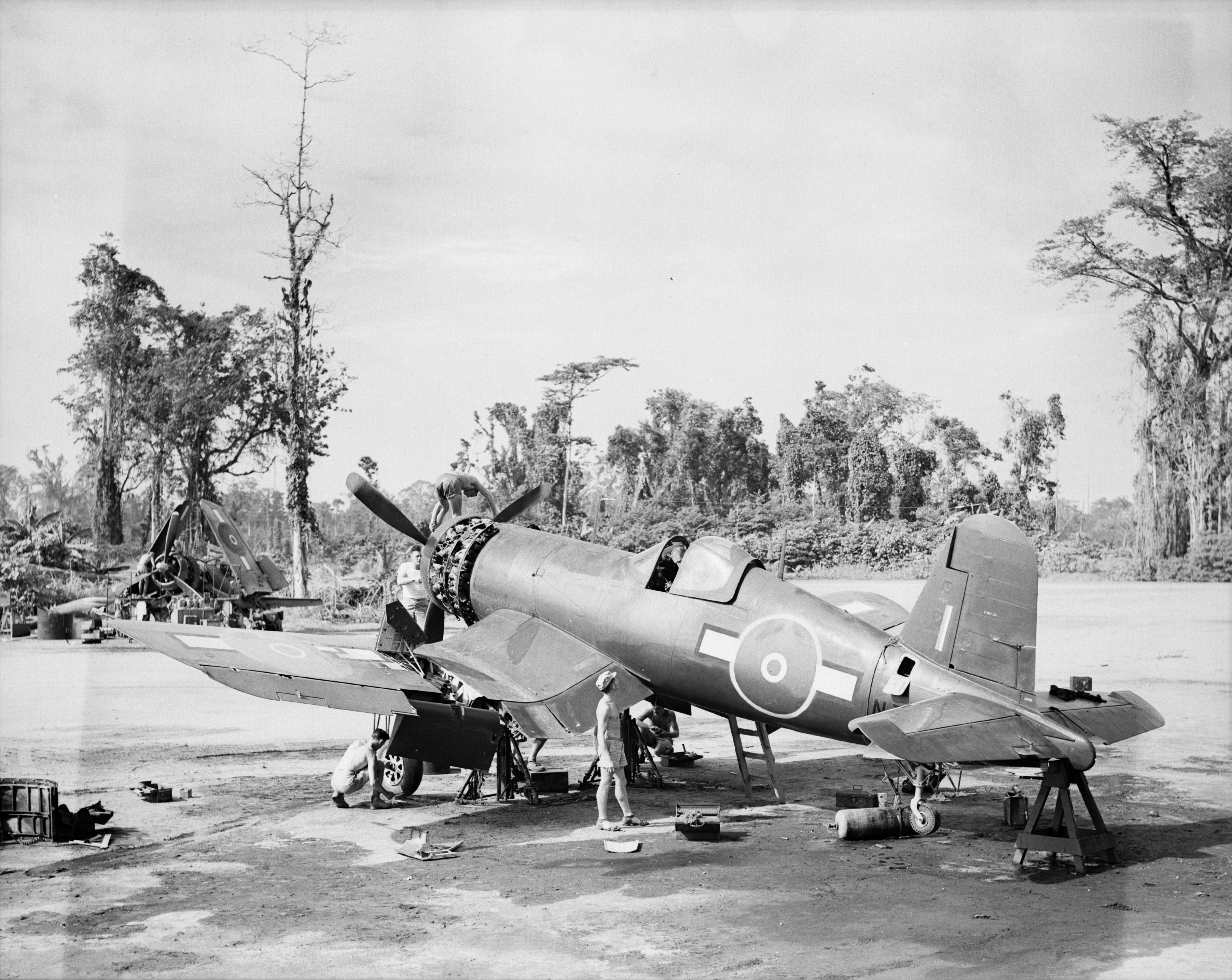 Asisbiz RNZAF 2 Servicing Unit Corsair under going maintenance at Piva ...