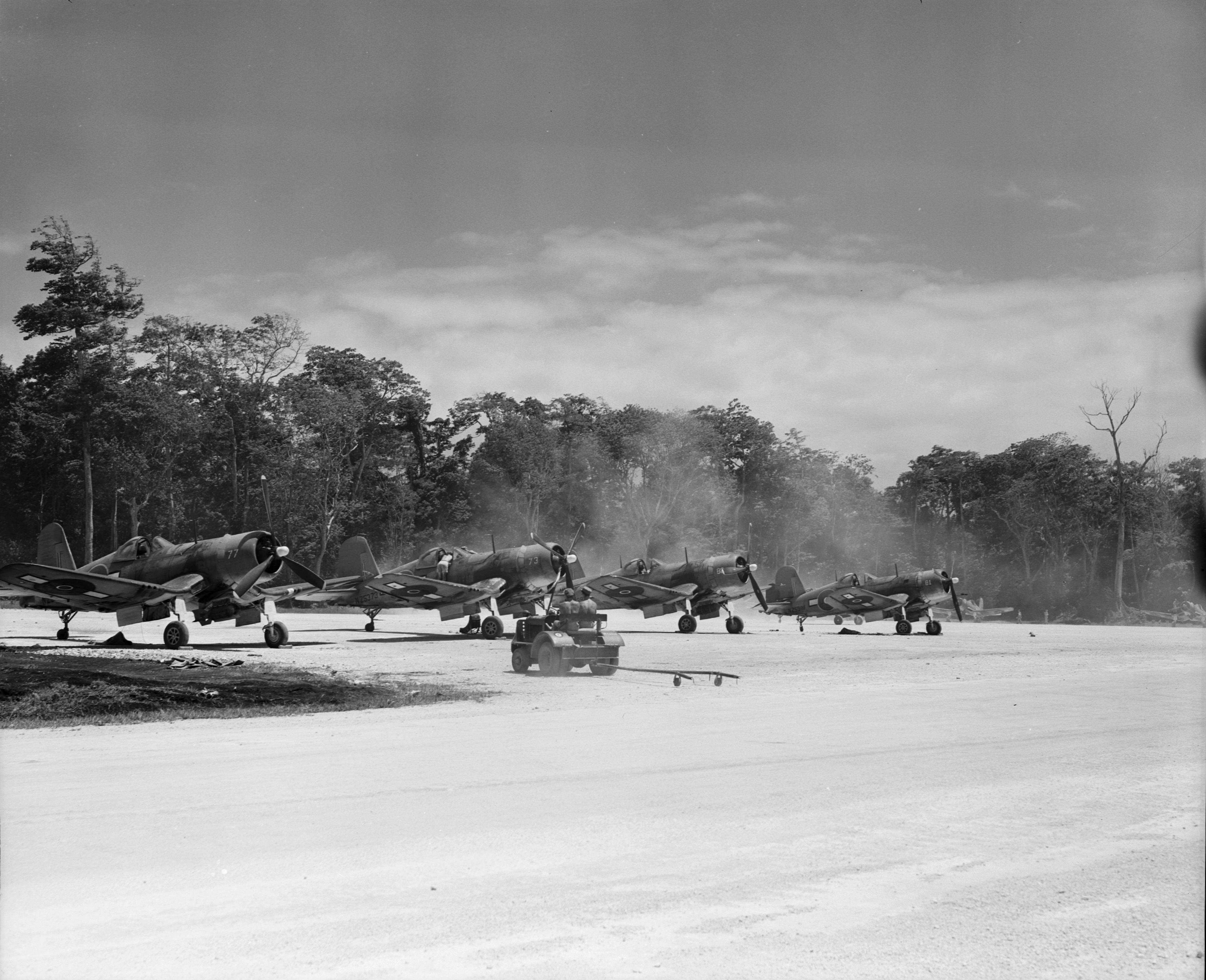 Asisbiz Rnzaf Vought F U D Corsairs Servicing Unit Nz Nz