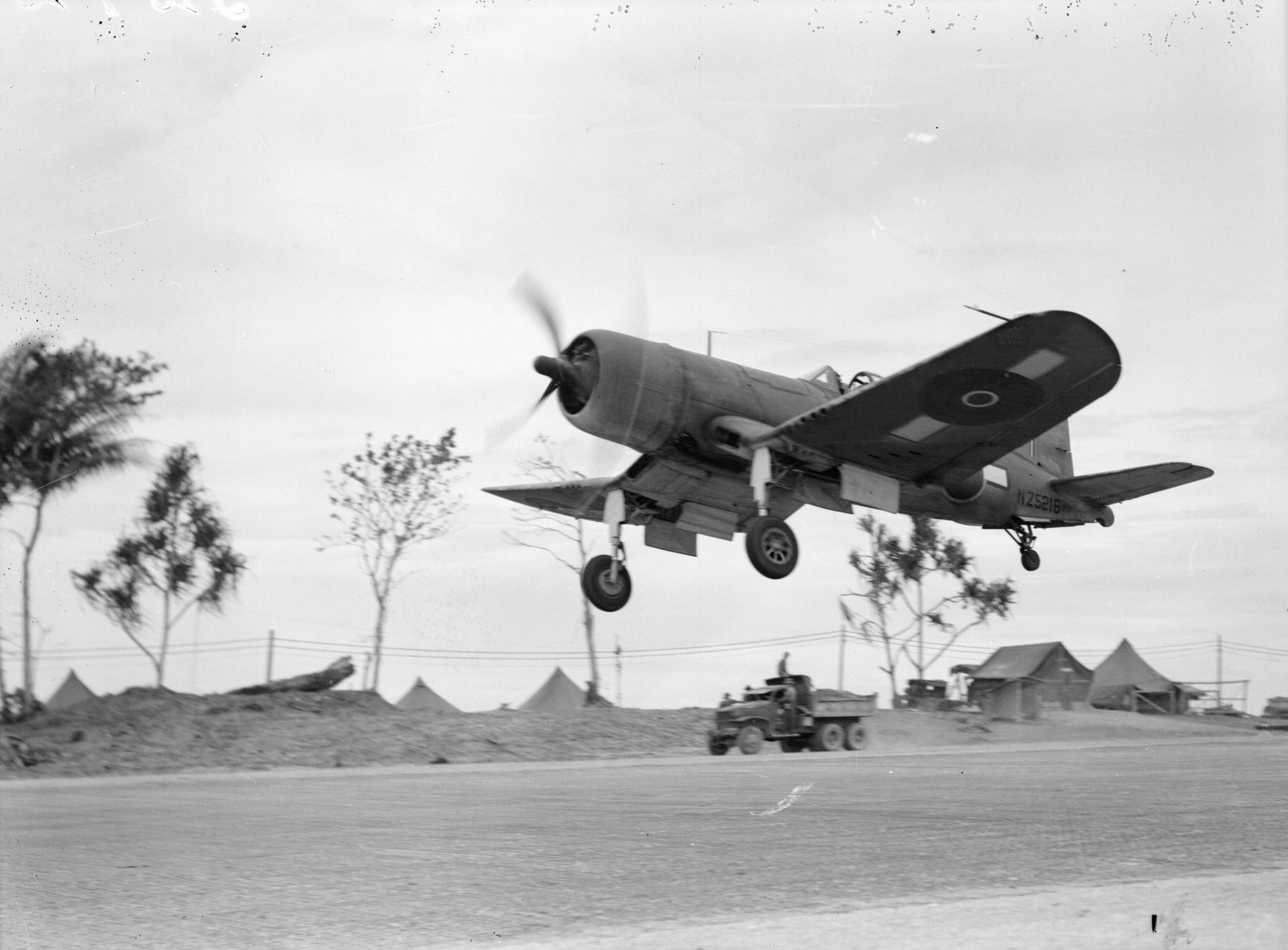 Asisbiz Vought F U D Corsair Rnzaf Nz Taking Off From Piva