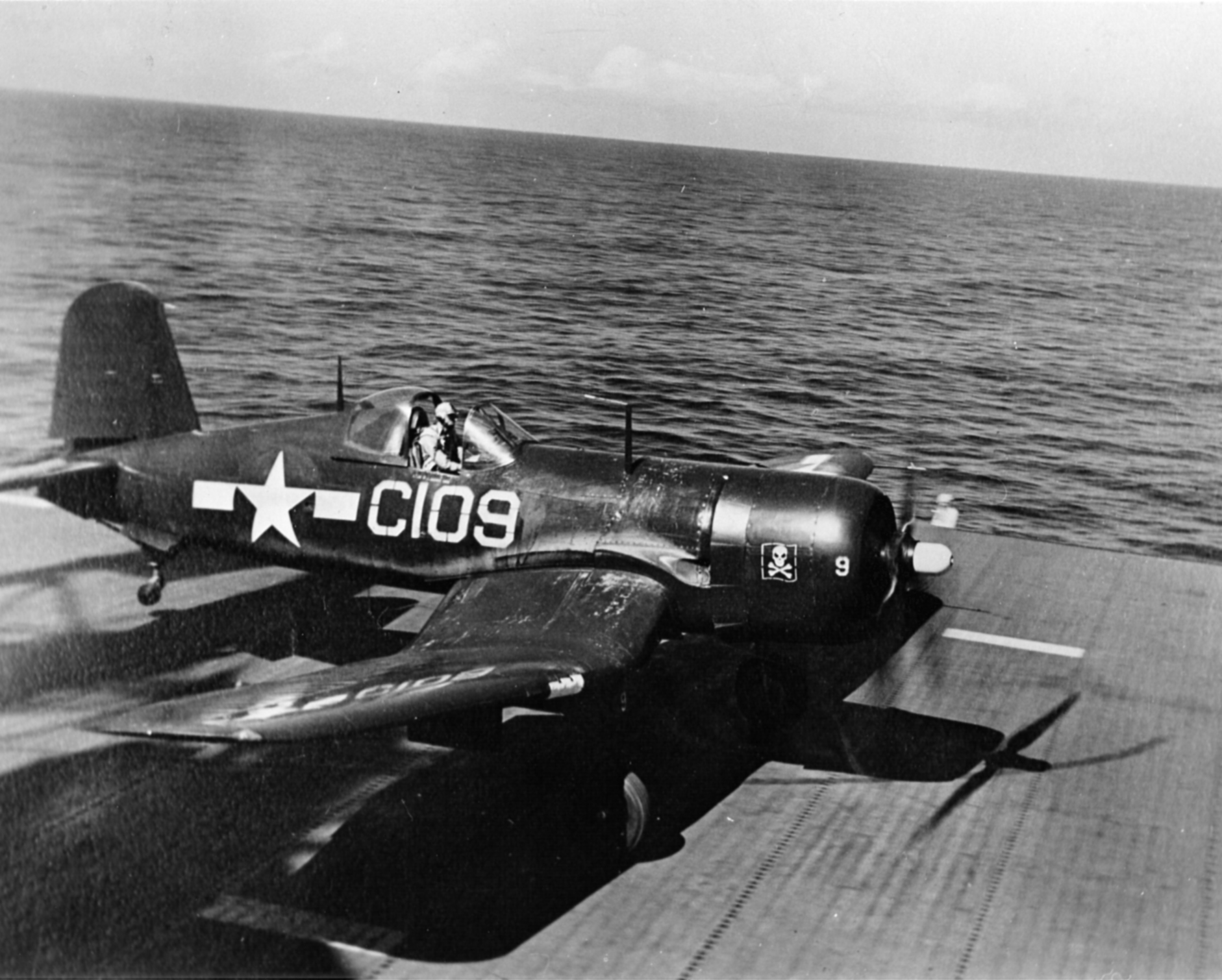 Asisbiz Vought F4u 4 Corsair Vf 17 White C109 01