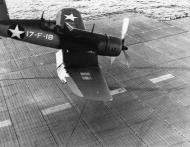 Asisbiz Vought F4U 1 Corsair VF 17 White 17F18 landing mishap aboard CV 17 USS Bunker Hill July 1943 01