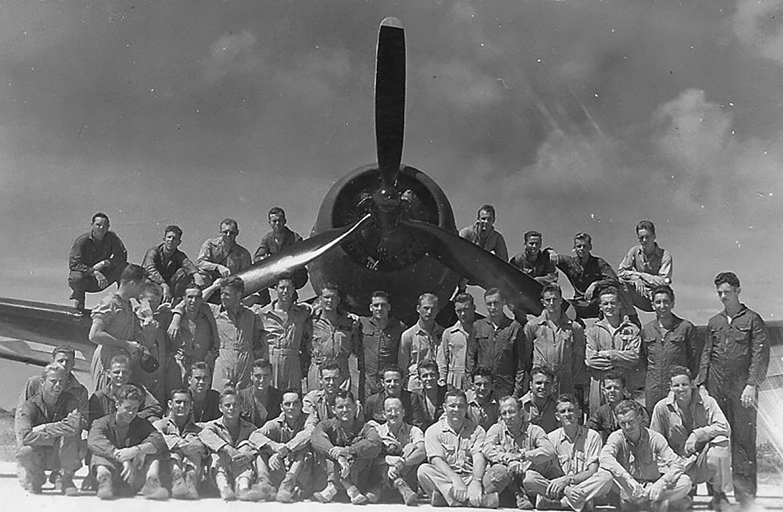 Asisbiz Aircrew USMC VMF 122 on Peleliu 1945