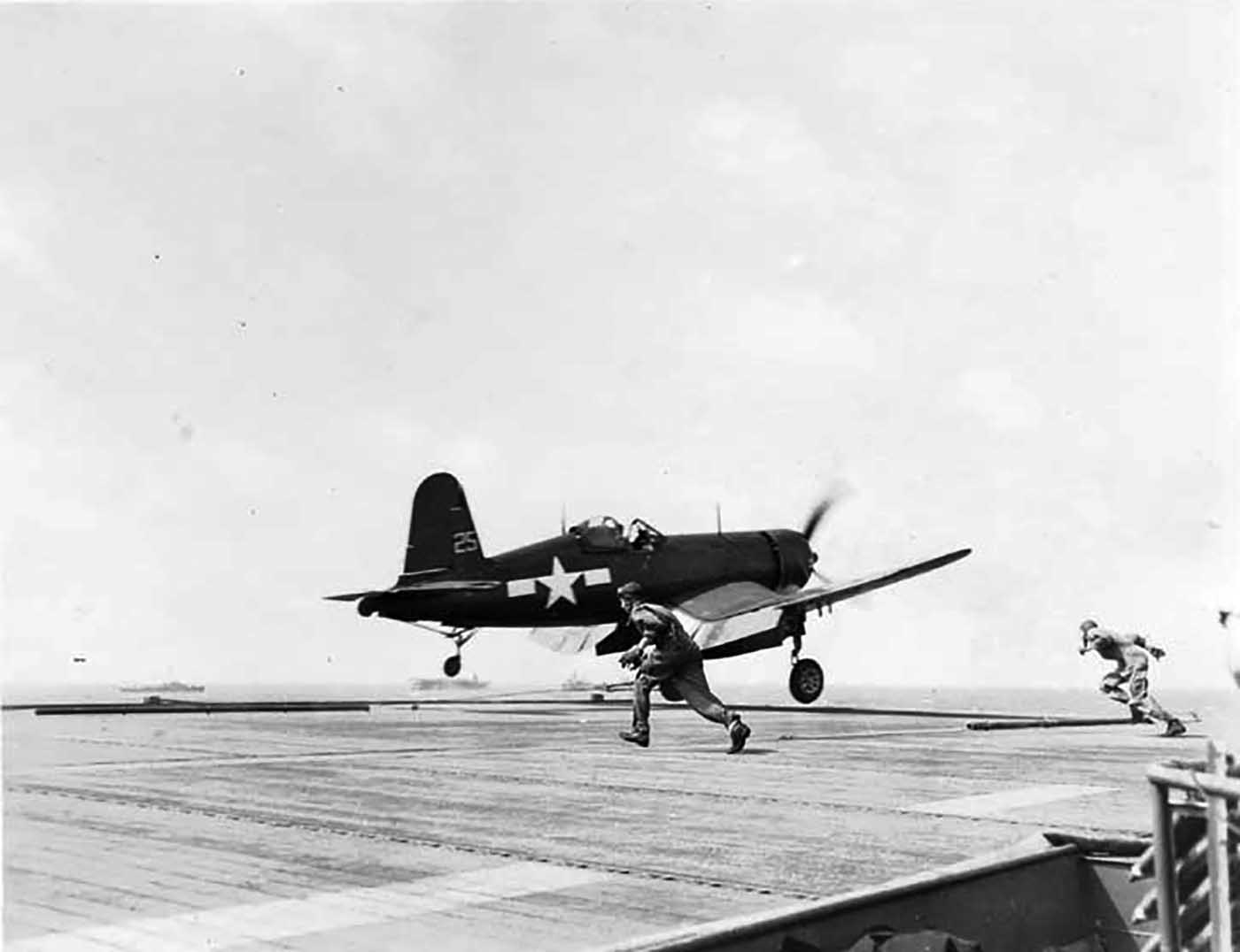 Asisbiz Vought F4U-1D Corsair VMF-512 White 25 02