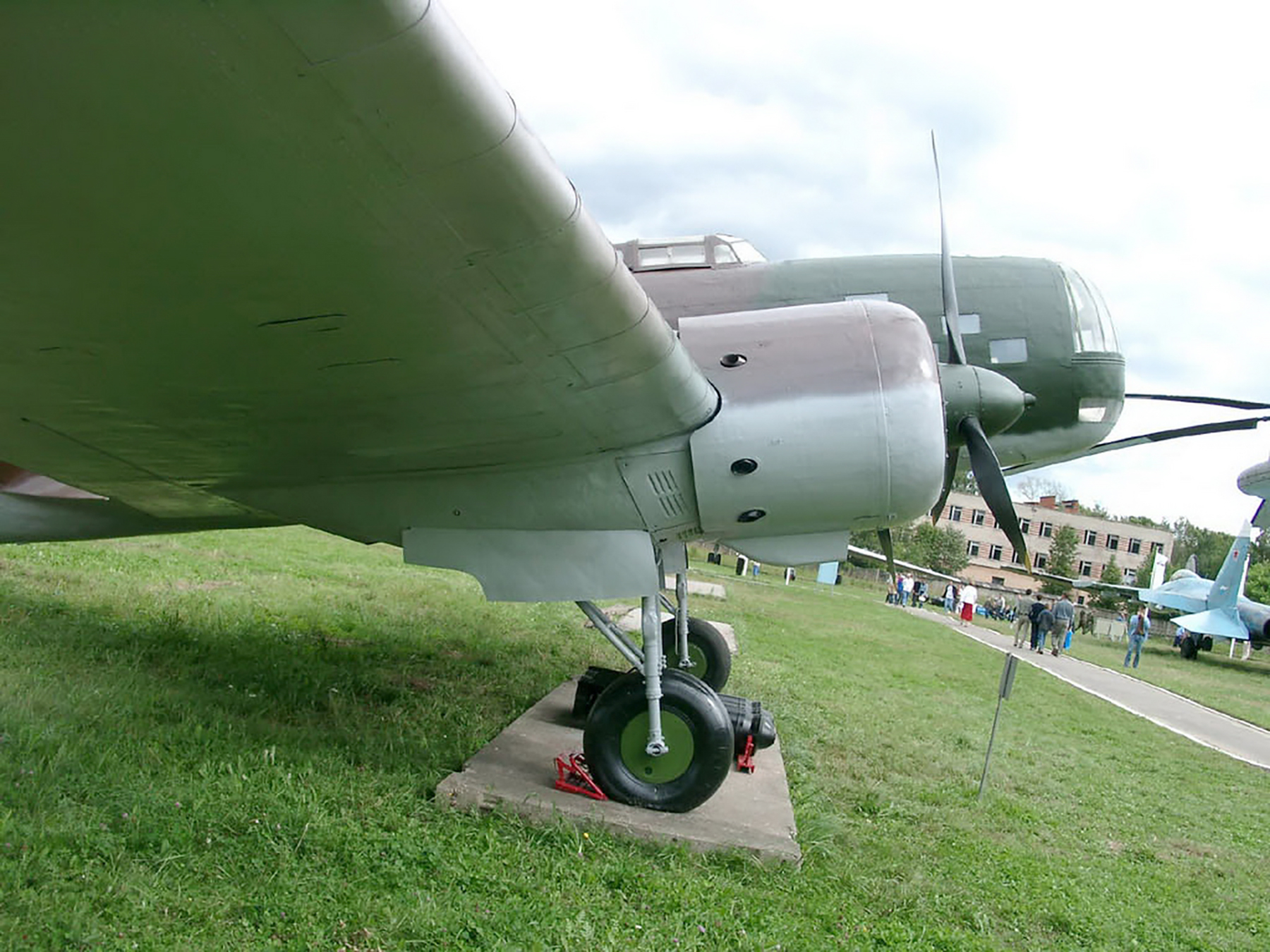 Asisbiz Walk around and close inspection of a Ilyushin DB 3 at Central ...