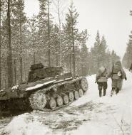Asisbiz Finnish and German Panzer III forces advance along the Kiestinki road towards Jelettijarvi 5th May 1942 86051