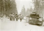 Asisbiz Finnish and German Panzer III forces advance along the Kiestinki road towards Jelettijarvi 5th May 1942 86093