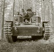 Asisbiz Finnish army using a captured Soviet T28 tank during the battle around Lapland 8th Jul 1941 24415
