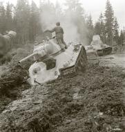 Asisbiz Finnish army with their restored Soviet T34 tank during field tests 29th Jun 1943 sa kuva 138090