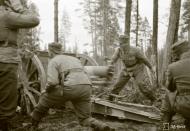 Asisbiz Finnish artillery supporting troops advance around Rukajarvi 24th May 1942 88961