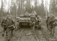 Asisbiz German Wehrmacht Gebirgsjagers with Panzer III tanks during their attack near Louhi heading to Jelettijarvi 15th May 1942 88773
