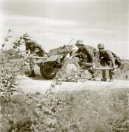 Asisbiz Grounds forces move a 3.7cm Pak 36 anti tank gun near Ounasniemi 14th Jul 1941 26281