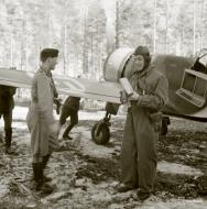 Asisbiz Fokker D XXI FAF LeLv12 FR117 Major Maunula at Nurmoila 5th Mar 1942 02