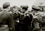 Asisbiz Aircrew Luftwaffe pilot Ekdo 25 Horst Geyer center during Gallands Nov 1943 visit 01