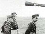 Asisbiz Aircrew General der Jagdflieger Adolf Galland inspects Ekdo 25 Achmer 1943 04