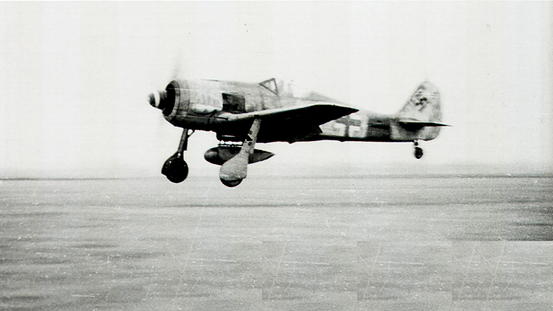 Asisbiz Focke Wulf Fw 190a8 Ii Jg300 Aircraft Landing Lobnitz 1944 01