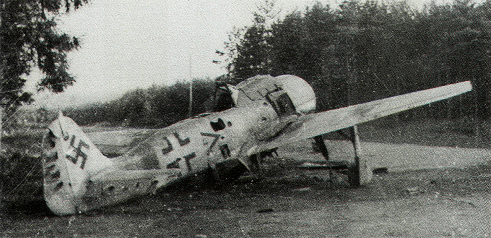 Asisbiz Focke Wulf Fw 190A8 Stab I.JG301 Chevron 4 sits abandoned ...