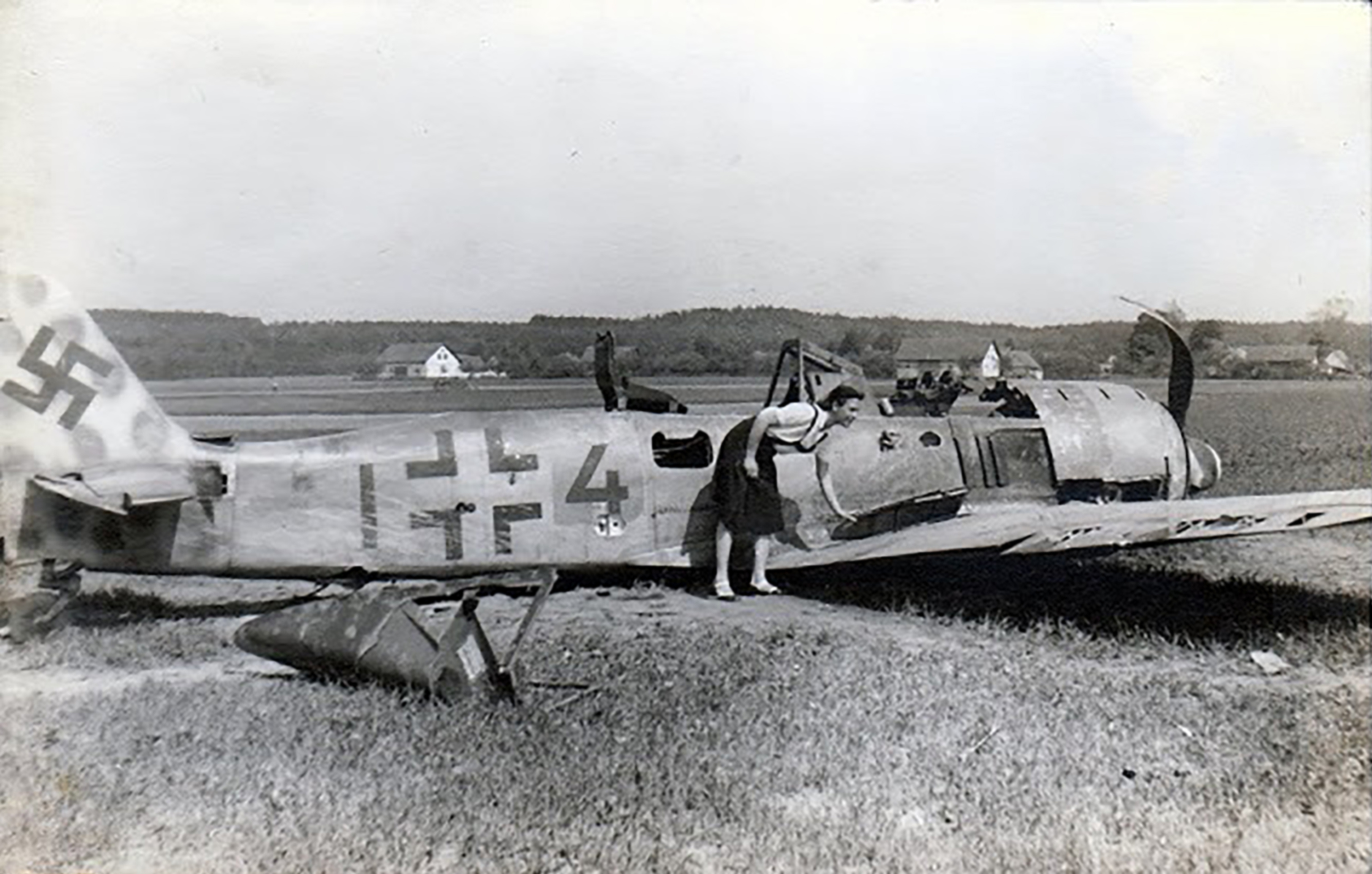 Asisbiz Focke Wulf Fw 190f8 Iii Sg10 Red 4 Crash Landed Nr Holice