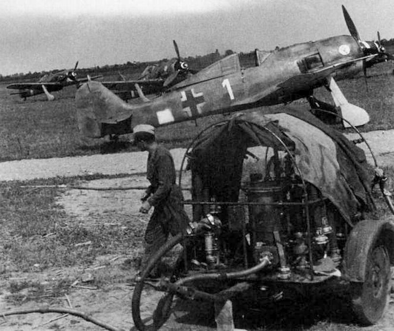 Focke Wulf Fw 190F8 1.SG4 White 1 unknown pilot Italy 1944 02