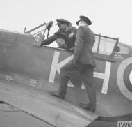 Asisbiz Curtiss Tomahawk IIB RCAF 403Sqn KHx being examined by RAF airmen based at Baginton Warwickshire IWM CH2581