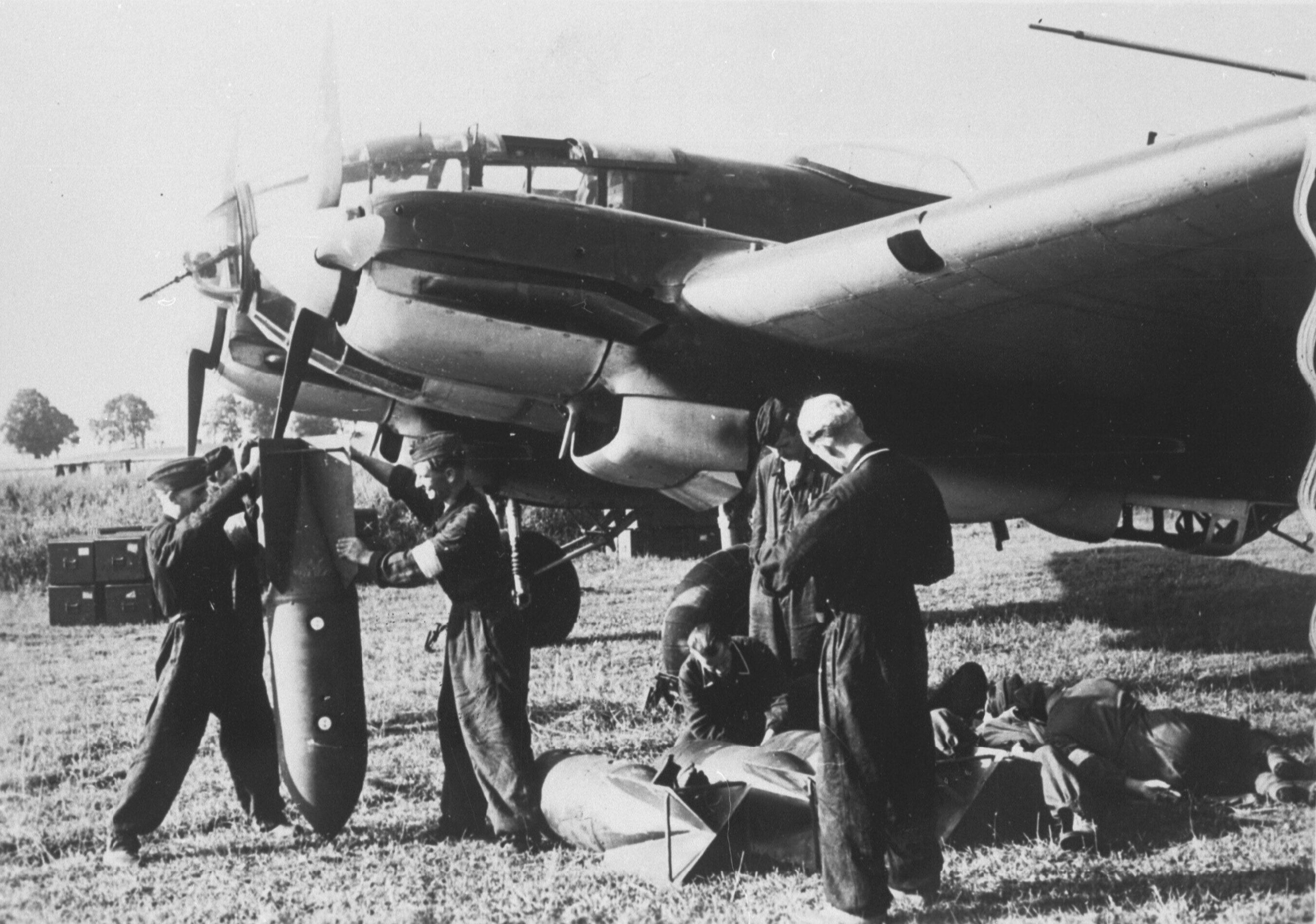 Asisbiz Heinkel He 111H2 being rearmed during the Polish campaign 18th ...