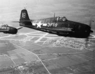 Asisbiz Grumman F6F 5 Hellcat VF 3 White 3F18 flying in formation near NAAS Oceana VA 1945 02