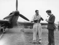 Asisbiz RAF intelligence officer debriefing a pilot 17 Oct 1940 IWM HU104480