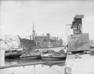 Asisbiz SS Melbourne Star discharging cargo on arrival at Malta 19 24 Aug 1942 IWM A11497