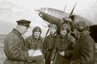 Asisbiz Aircrew Soviet 5GMTAP or 5th Guards mine torpedo air regiment crew briefing 1943 02