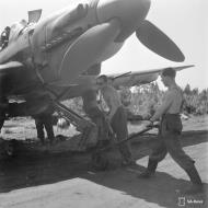 Asisbiz Junkers Ju 87D5 Stuka I.SG3 being rearmed at Immola 28th Jun 1944 02