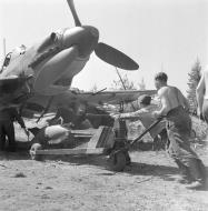 Asisbiz Junkers Ju 87D5 Stuka I.SG3 being rearmed at Immola 28th Jun 1944 03