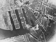 Asisbiz Luftwaffe raid on Tilbury at the mouth of the Thames 6th Sep 1940 NIOD