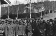 Asisbiz Gebirgsjager Mountain infantry officers with Norwegian prisoners in Norway 1940 eBay 01