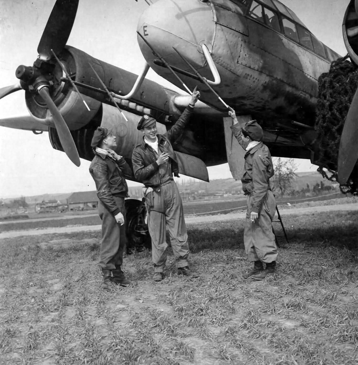 Asisbiz Captured Junkers Ju 88C NJG being inspected by USAAF pilots 1945-01