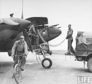 Asisbiz 41 7617 P 38F Lightning 8AF 1FG71FS Armorers loading the machine guns 1942 01