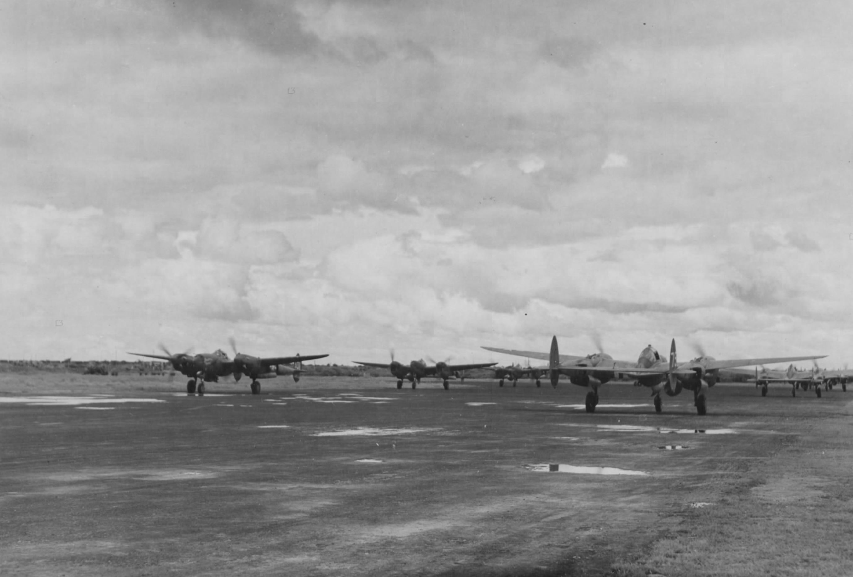 Asisbiz P 38 Lightning's 80FG459FS Twin Dragon Squadron taxiing at ...