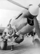 Asisbiz Curtiss P 40E Kittyhawk RAAF 77Sqn Dick Cresswell at Livingstone NT Oct 1942 02
