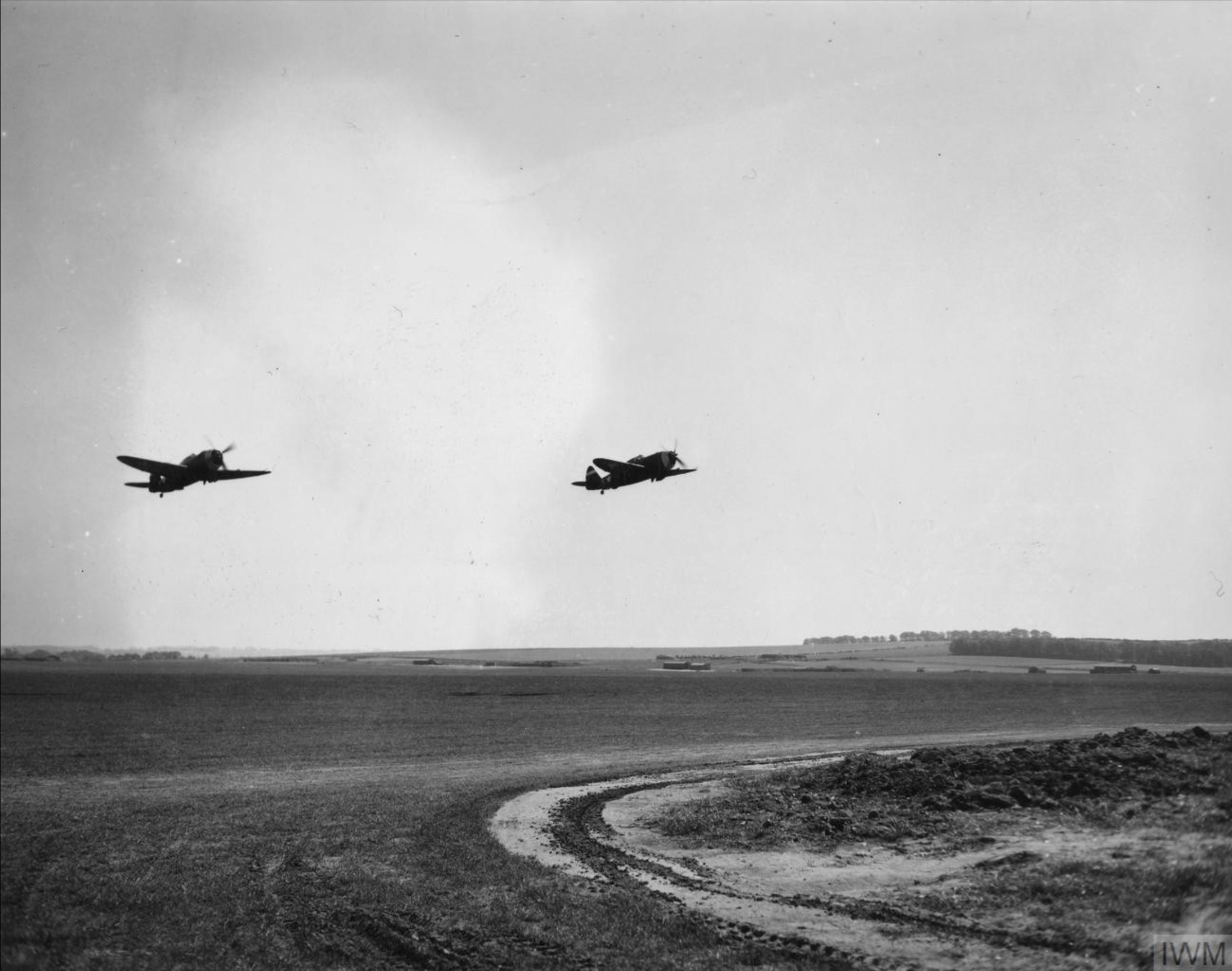 Asisbiz P-47D Thunderbolts 8AF 78th Fighter Group take off at Duxford ...