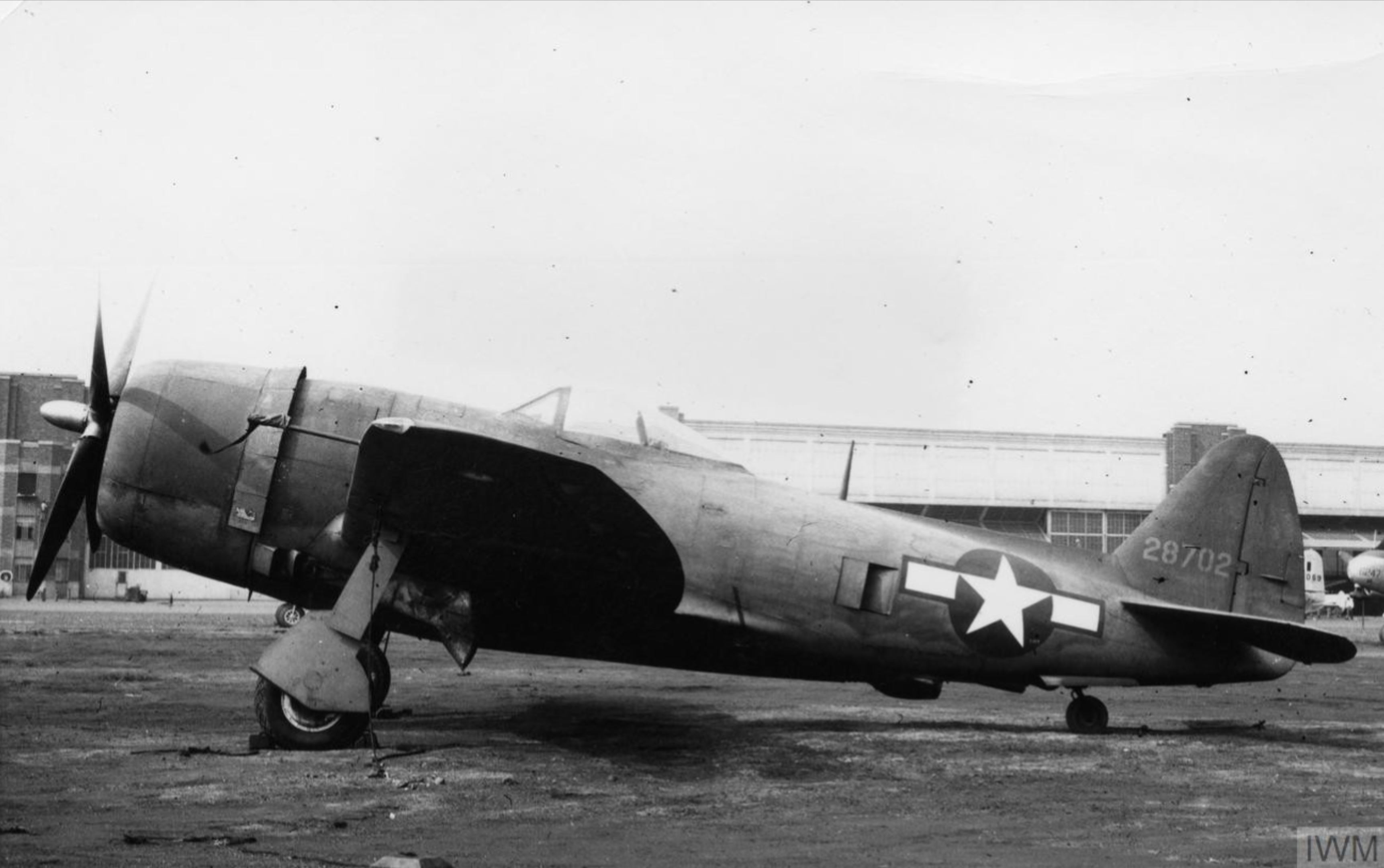 Asisbiz 42-8702 P-47D Thunderbolt prototype completed as XP-47K FRE9577