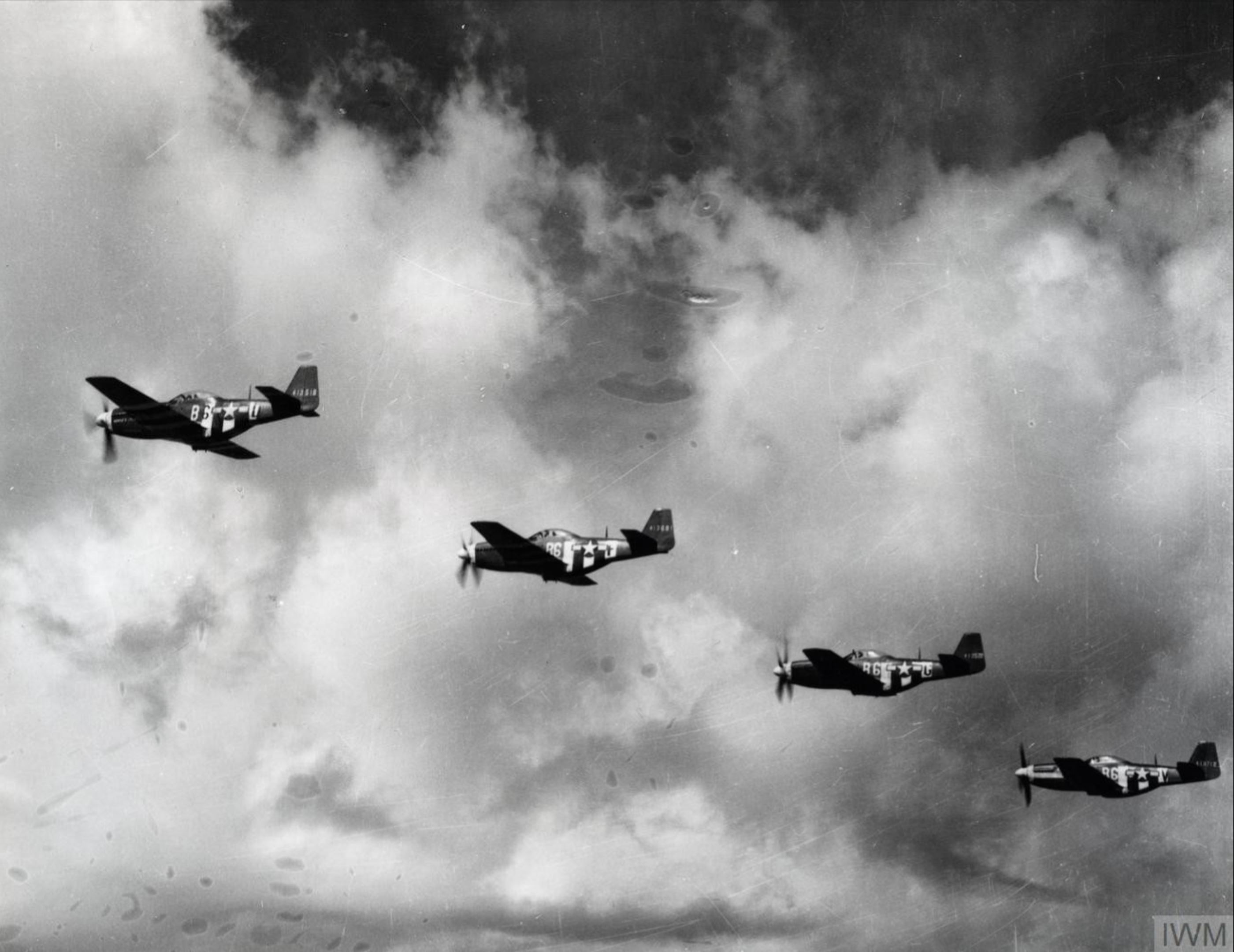 Asisbiz 44 13712 P 51d Mustang 357fg363fs B6v Reluctant Rebel Maj Robert W Foy In Formation 1944 