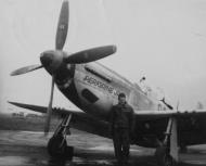 Asisbiz P 51 twin seat Mustang 479FG Perigrine Jr with Jess Utz a ground crewman of a B 24 Liberator 01